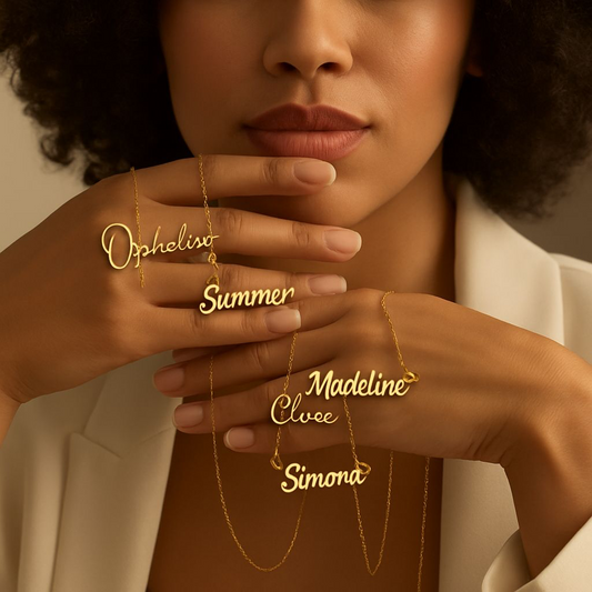 Collier Gravé en Lettres Cursives – Un Bijou Rien Qu’à Vous
